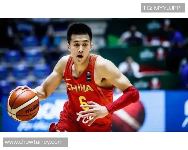 凌晨打篮球的明星究竟是谁他在球场上的表现引发热议